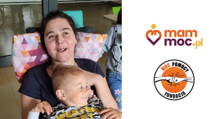 Kobieta trzymająca dziecko na krześle z słowami mam Macl.