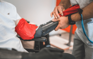 Mężczyzna na wózku inwalidzkim sprawdził ciśnienie krwi.