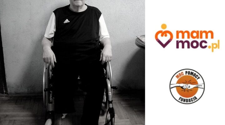 Starszy mężczyzna na wózku inwalidzkim siedzącym przed ścianą.