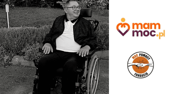 Mężczyzna na wózku inwalidzkim ze słowami mamo Moc.