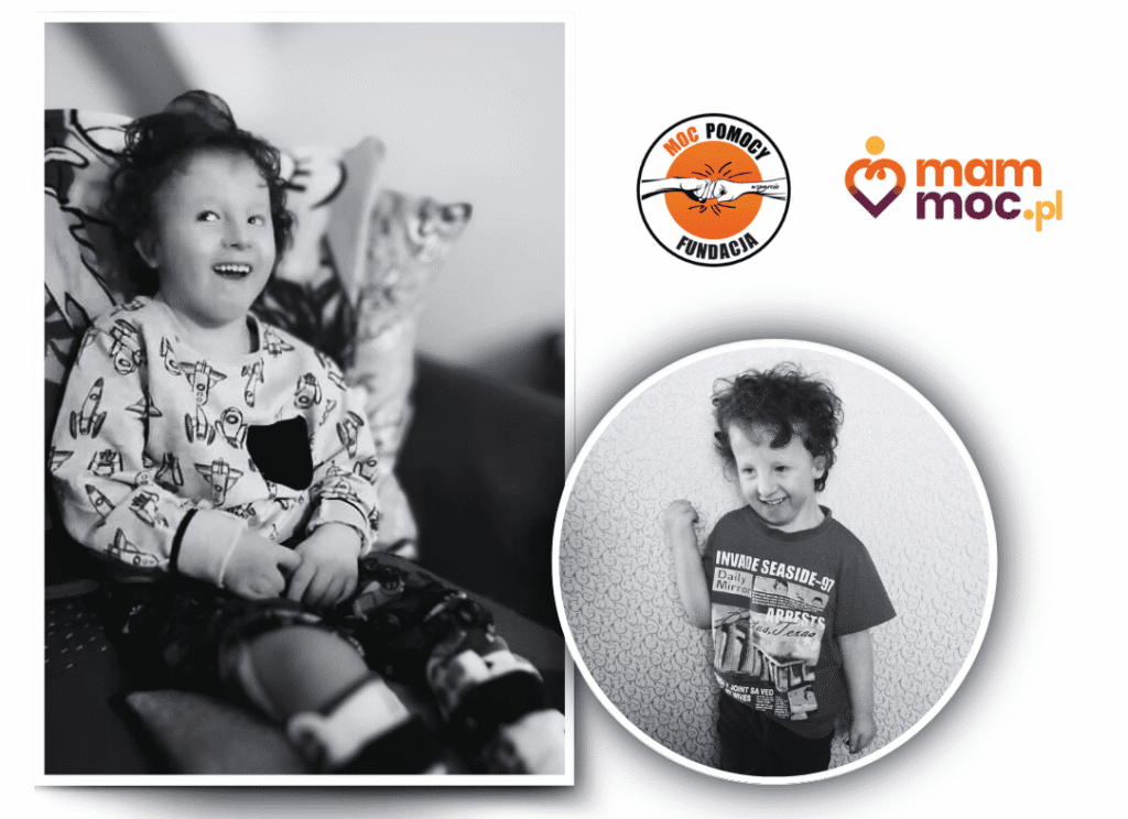 Na pierwszym zdjęciu rozbawiony chłopiec z kręconymi włosami siedzi, ma założone ortezy na nogi. Na drugim zdjęciu również rozbawiony chłopiec stoi przy ścianie.