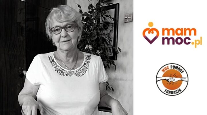 Starsza kobieta siedzi na wózku inwalidzkim ze słowami mamo Moc.