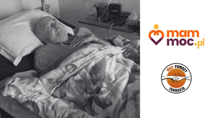Starszy mężczyzna w szpitalnym łóżku ze słowami mamo Moc.