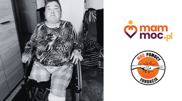 Starsza kobieta na wózku z kotem na kolanach.