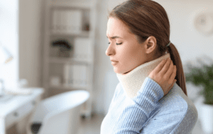 Kobieta z bólem szyi w biurze.