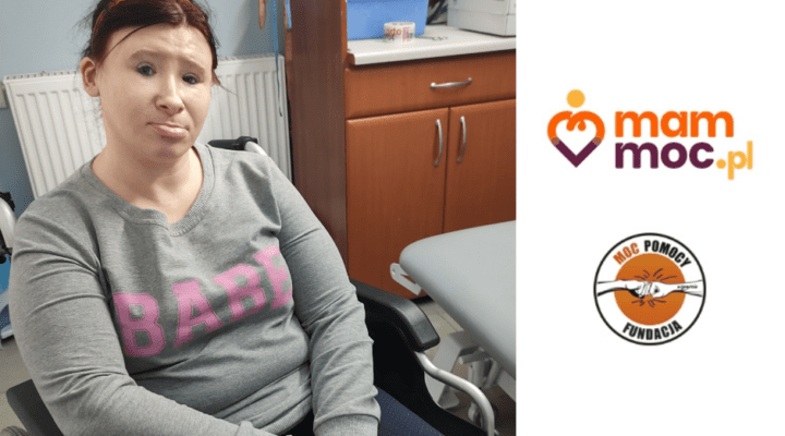 Kobieta na wózku inwalidzkim siedzi przed komputerem.