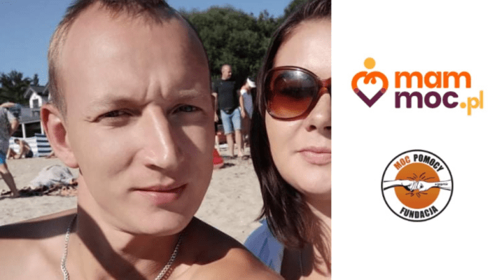 Mężczyzna i kobieta biorą selfie na plaży.