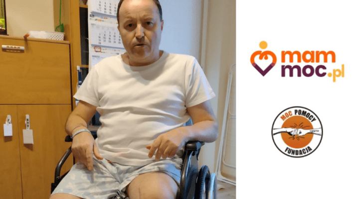Mężczyzna siedzący na wózku inwalidzkim z nogą w obsadzie.