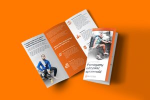 Pomarańczowa i biała broszura z obrazem mężczyzny siedzącego na krześle.