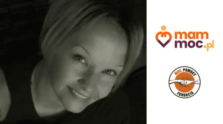 Kobieta uśmiecha się przed czarno -białym zdjęciem.