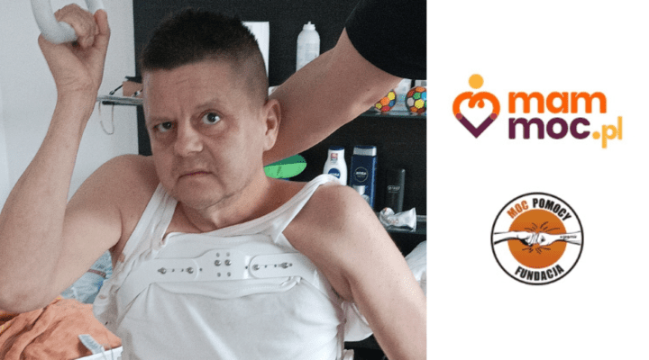 Mężczyzna kroi włosy w pokoju szpitalnym.