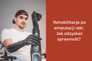 Zdjęcie mężczyzny na wózku inwalidzkim z protetycznym ramieniem.