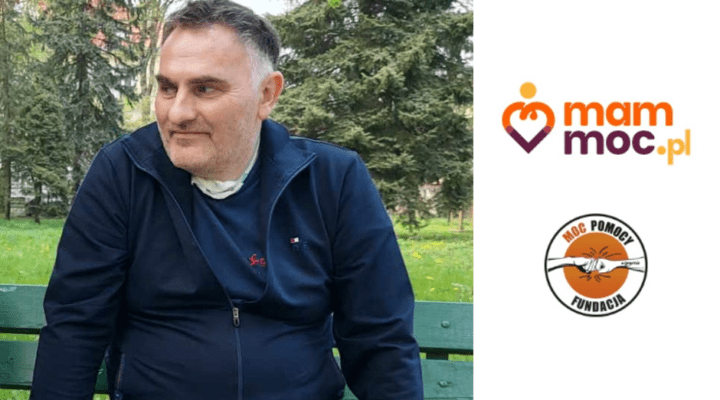 Mężczyzna siedzący na ławce parku ze słowami mamo Moc.