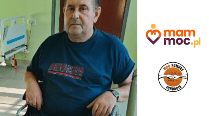 Mężczyzna na wózku inwalidzkim siedzącym obok łóżka szpitalnego.