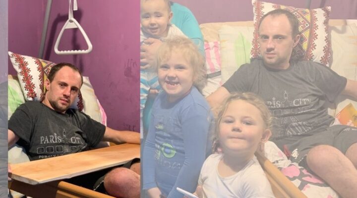 Rodzina siedzi w szpitalnym łóżku z dziećmi.