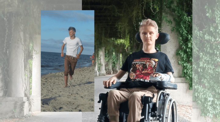 Mężczyzna na wózku inwalidzkim na plaży z jego zdjęciem.