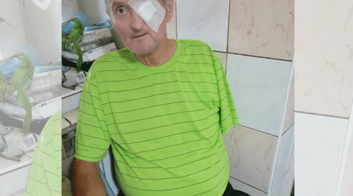 Starszy mężczyzna z bandażą na oku.