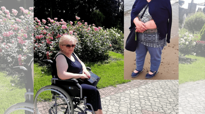 Kobieta na wózku inwalidzkim i starsza kobieta stojąca obok niej.