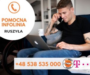 Mężczyzna siedzący na kanapie z laptopem i telefonem.