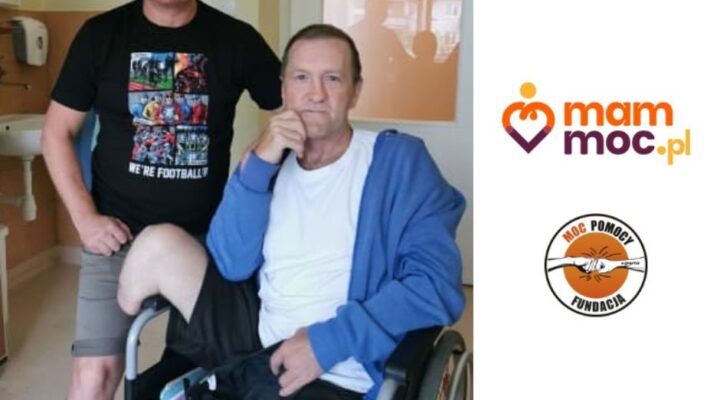 Mężczyzna na wózku inwalidzkim z ręką wokół mężczyzny siedzącego obok niego.