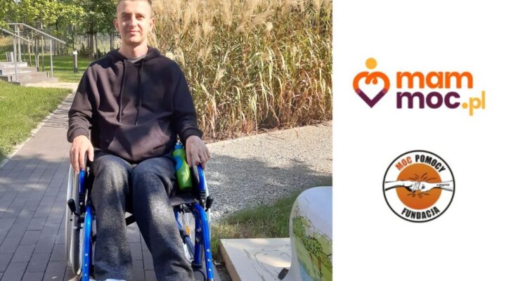 Mężczyzna na wózku inwalidzkim siedzi na ławce.