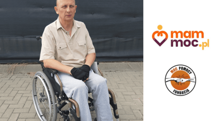 Mężczyzna na wózku inwalidzkim siedzącym obok znaku z napisem mama Moc.