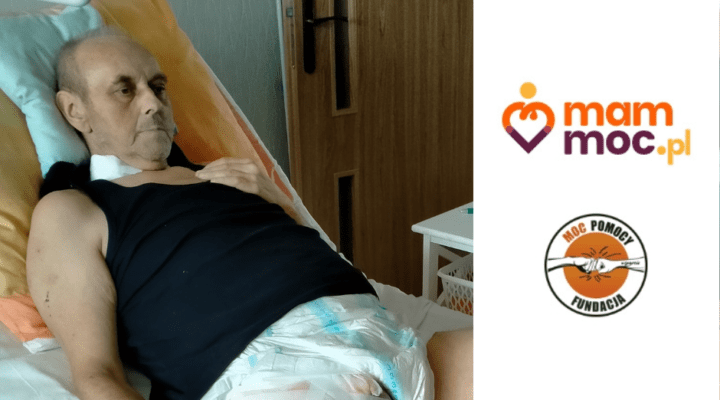 Starszy mężczyzna w szpitalnym łóżku z bandażą na nodze.