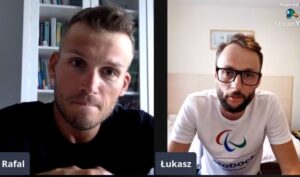 Zdjęcie dwóch mężczyzn rozmawiających na rozmowie wideo.