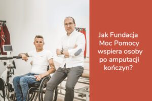 Dwóch mężczyzn na wózkach siedzących obok siebie.