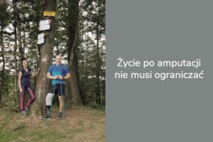 Dwie osoby stojące obok drzewa ze znakiem, które czyta, Zycie do ambucia ne Muszorganizacja.