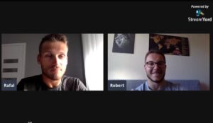 Zdjęcie dwóch mężczyzn rozmawiających na rozmowie wideo.