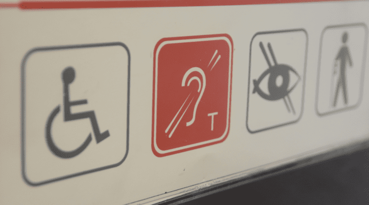 Znak na ścianie, który ma zdjęcie osoby.