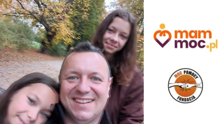Zdjęcie rodziny zajmującej selfie razem.