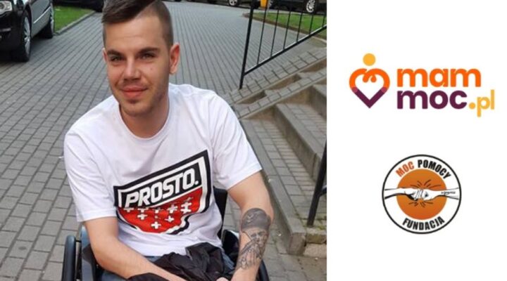Mężczyzna na wózku inwalidzkim siedzącym na chodniku.