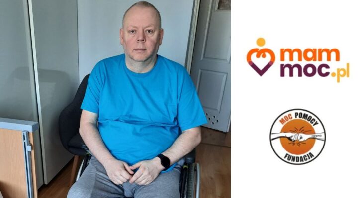 Mężczyzna na wózku inwalidzkim siedzącym przed łóżkiem.