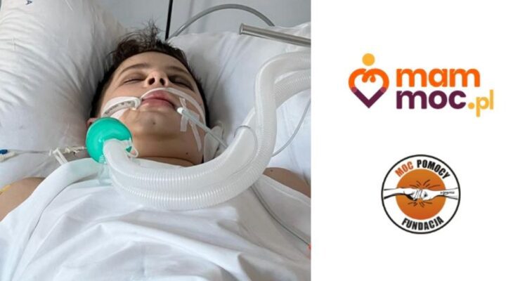 Mężczyzna w szpitalnym łóżku z rurką tlenu.