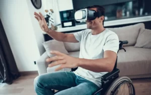 Mężczyzna na wózku inwalidzkim za pomocą zestawu słuchawkowego wirtualnej.