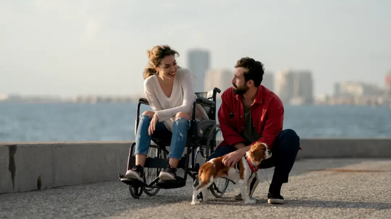 Mężczyzna i kobieta na wózku inwalidzkim z psem.