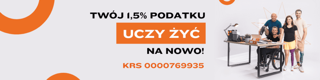 Dwie osoby siedzą przy stole z pomarańczowym tłem.