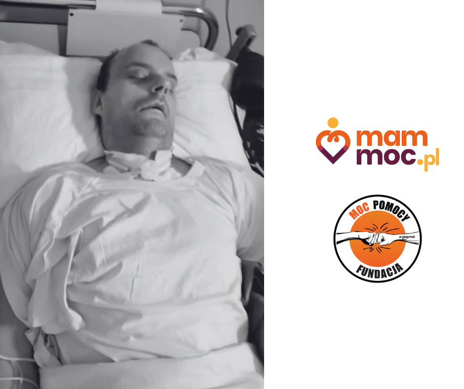 Mężczyzna leżący w łóżku szpitalnym z logo fundacji.