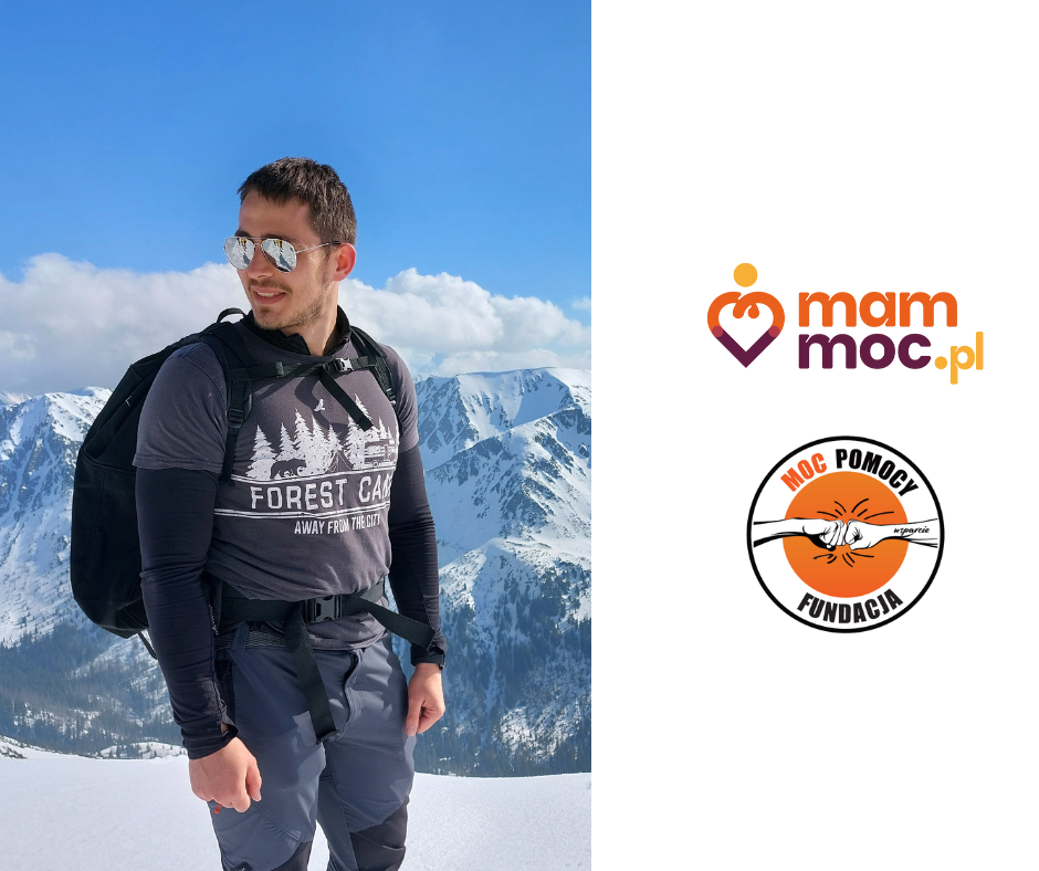 Mężczyzna z plecakiem stojącym na śnieżnej górze.