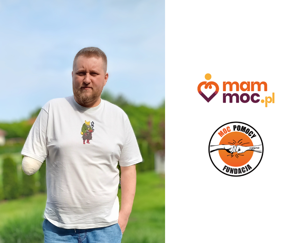 Mężczyzna w białym T-shircie stojącej przed znakiem z napisem MAM Mac.