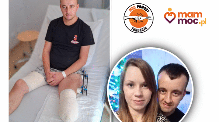 Mężczyzna w szpitalnym łóżku z obsadą na nogę i kobieta siedząca obok niego.