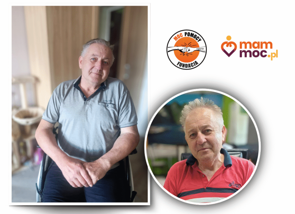 Mężczyzna z siwymi włosami uśmiechający się do aparatu. Siedzi na wózku. W tle drapak dla kotów.