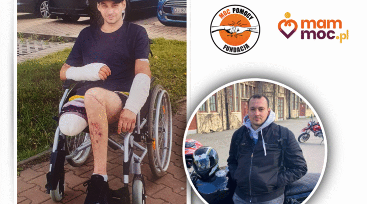 Mężczyzna na wózku inwalidzkim obok zdjęcia mężczyzny na motocyklu.