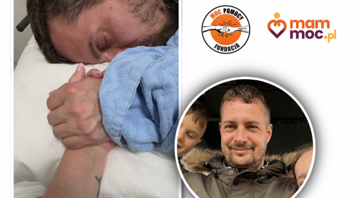 Mężczyzna śpiący w łóżku z ręką na poduszce.